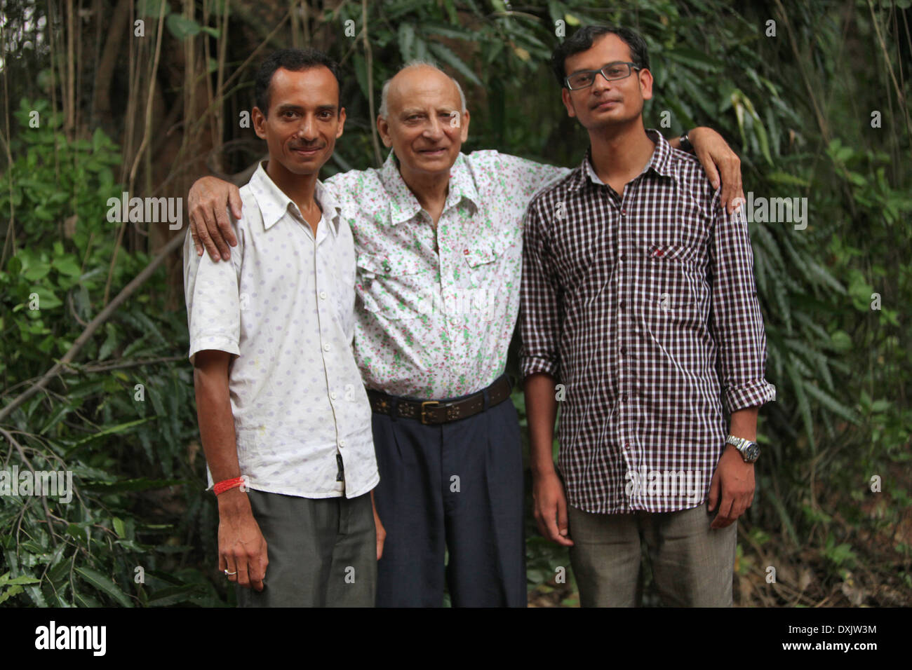 Uomo vecchio con i suoi due figli, Hazaribaug, nello stato del Jharkhand, India Foto Stock