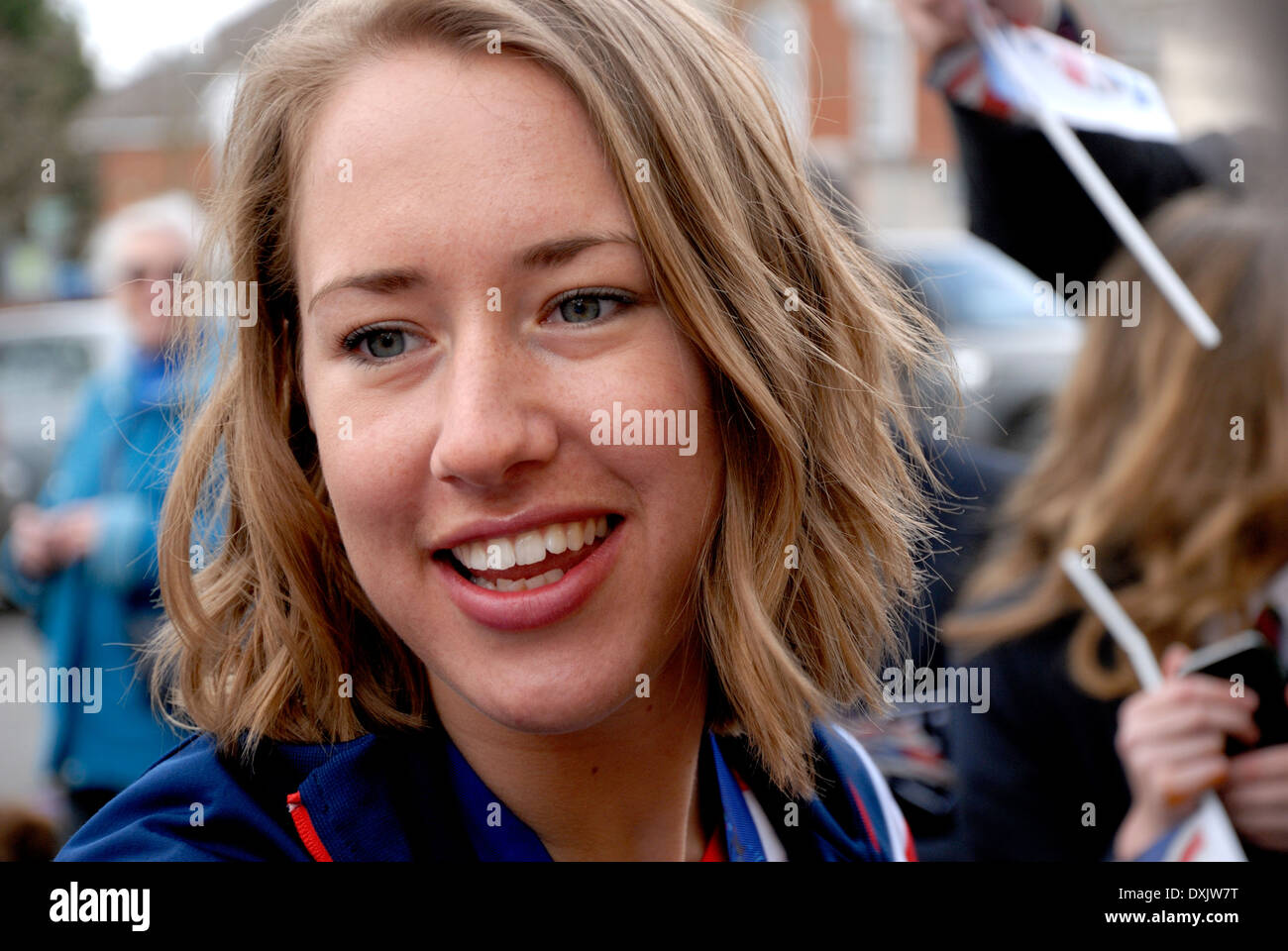 Lizzy Yarnold Victory Parade a Sevenoaks, Kent, 21/03/2014, dopo aver vinto l'oro nello scheletro a Sochi Olimpiadi invernali Foto Stock