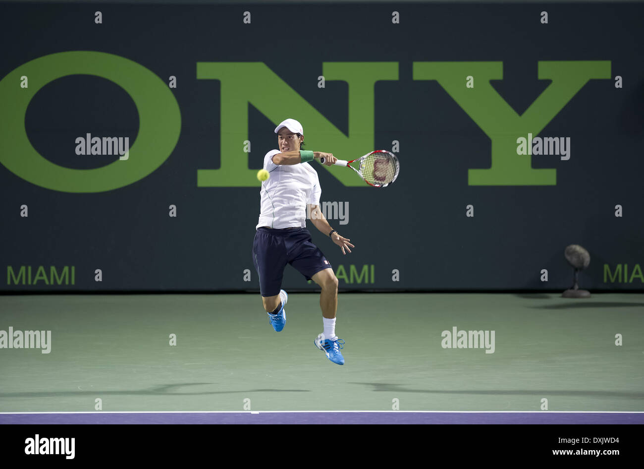 Key Biscayne, Florida, Stati Uniti d'America. 26 Mar, 2014. Key Biscayne - marzo 26: KEI NISHIKORI (JPN) in azione qui sconfigge Roger Federer (SWI) durante il loro quarto partita finale al 2014 Sony Open Tennis Tournament. Nonostante la caduta del primo set, Nishikori ha vinto 36, 75, 64. (Foto di Andrea, Patrono) © Andrew patrono/ZUMAPRESS.com/Alamy Live News Foto Stock