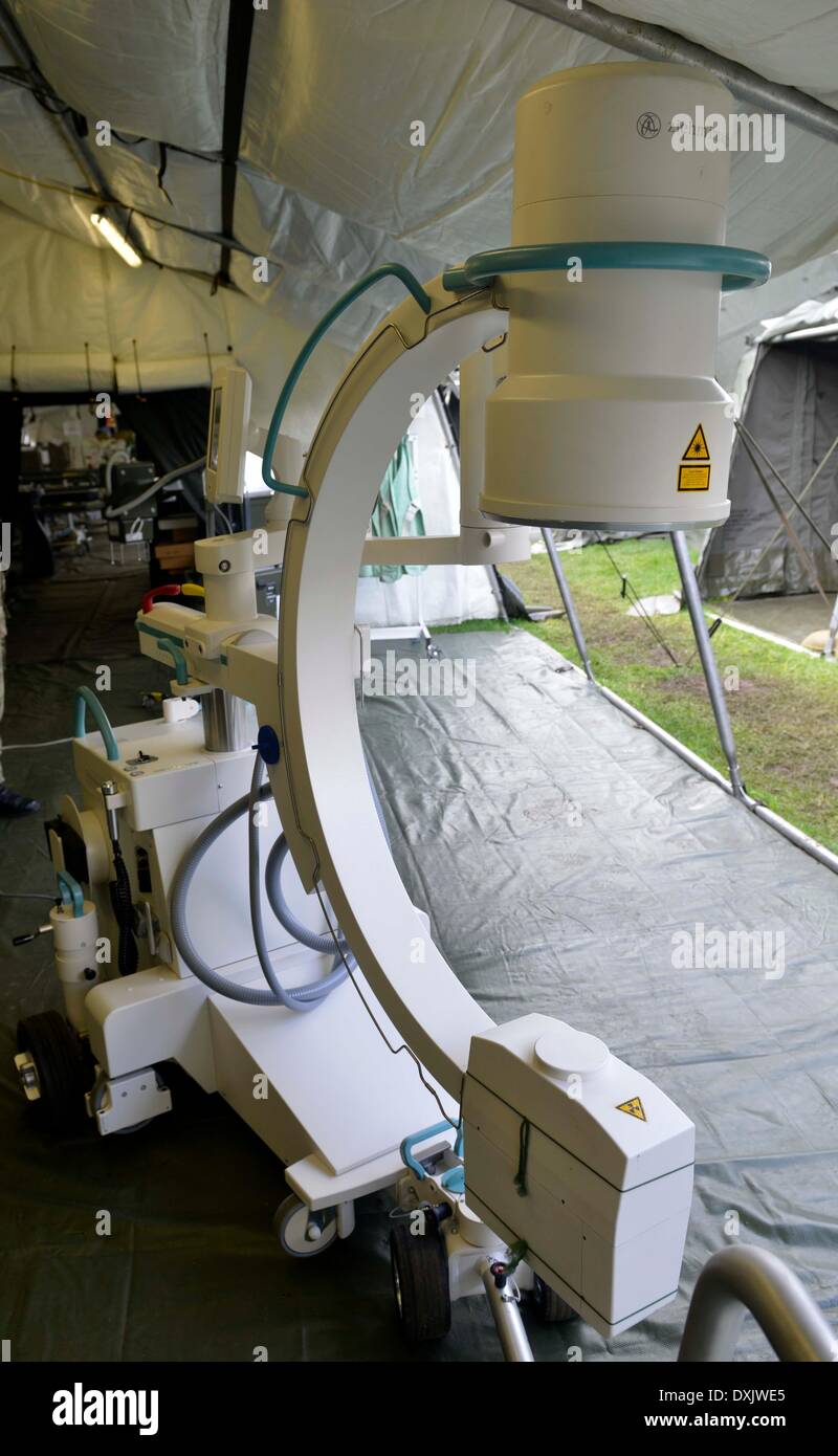 Un mobile completo tented ospedale che ha sale operatorie, raggi X, scanner MRI , intensificatore di immagini tutto pronto per un'azione immediata se necessario. Questo esercito evento presso Upavon Wiltshire ha rivelato lo specialista, combattere e capacità di comando di forza comandi truppa' e la sua capacità, capacità di contingenza e resilienza dell'esercito in futuro. Esso mette in evidenza alcune delle più recenti apparecchiature a sua disposizione. La FTC ha alcuni 36.000 regolari e riservare i soldati sotto il suo comando. 26 marzo, 2014 foto di Geoff Moore/Dorset Servizio Media Foto Stock