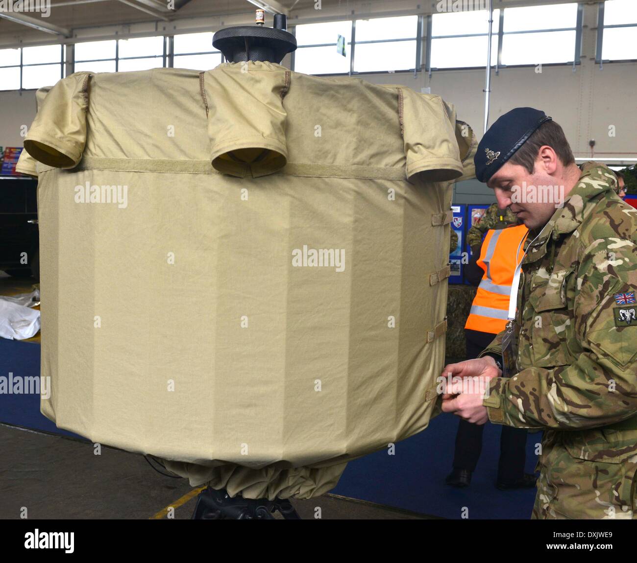 Contatore leggero Motar radar del sistema di rilevamento...questo esercito evento presso Upavon Wiltshire ha rivelato lo specialista, combattere e capacità di comando di forza comandi truppa' e la sua capacità, capacità di contingenza e resilienza dell'esercito in futuro. Esso mette in evidenza alcune delle più recenti apparecchiature a sua disposizione. La FTC ha alcuni 36.000 regolari e riservare i soldati sotto il suo comando. 26 marzo, 2014 foto di Geoff Moore/Dorset Servizio Media Foto Stock