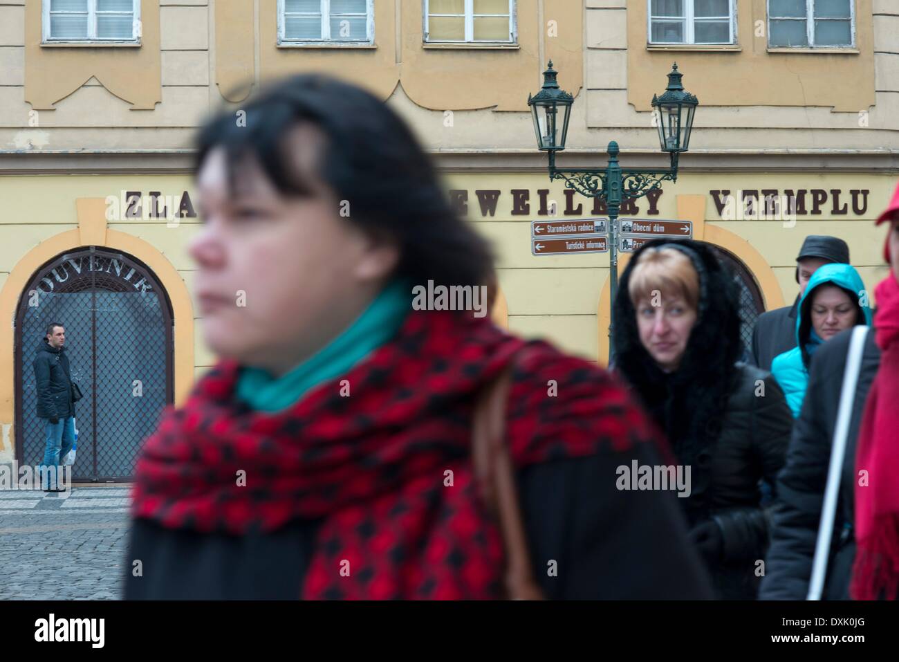 La Piazza della Città Vecchia (ceco: Staromestské námestí ( help · info ) ) è una storica piazza della Città Vecchia di Praga nella Repubblica Ceca . - Aprile 2013 Foto Stock