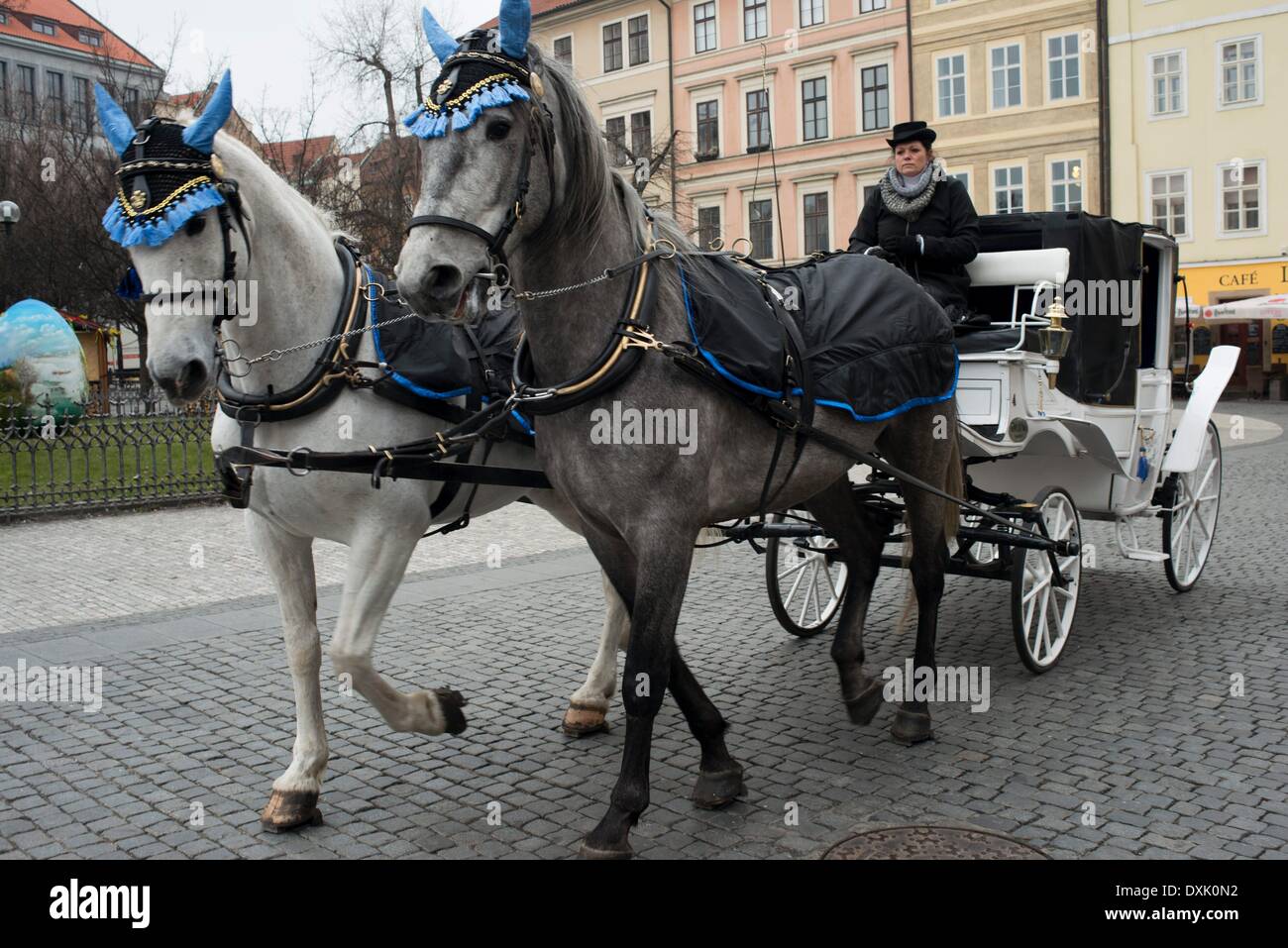 Carroaje cavallo e tour in Piazza della Città Vecchia. La Piazza della Città Vecchia . La Piazza della Città Vecchia è uno dei luoghi più belli di Praga. - Aprile 2013 Foto Stock