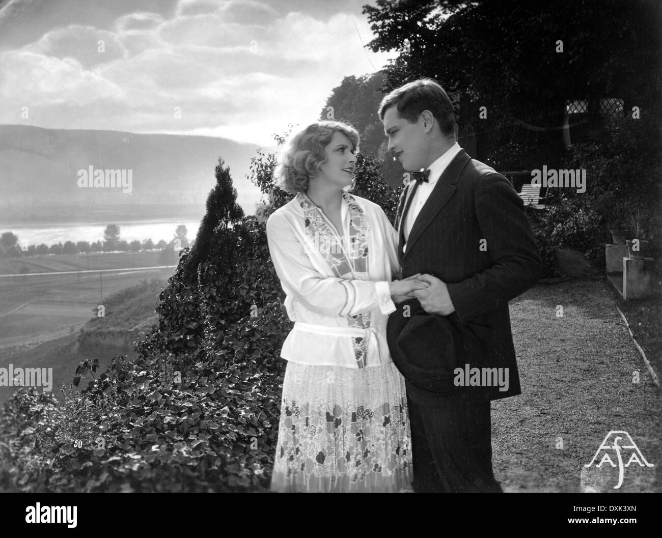 EIN RHEINISCHES MAEDCHEN BEI RHEINISCHES WEIN (GER) 1927 XEN Foto Stock