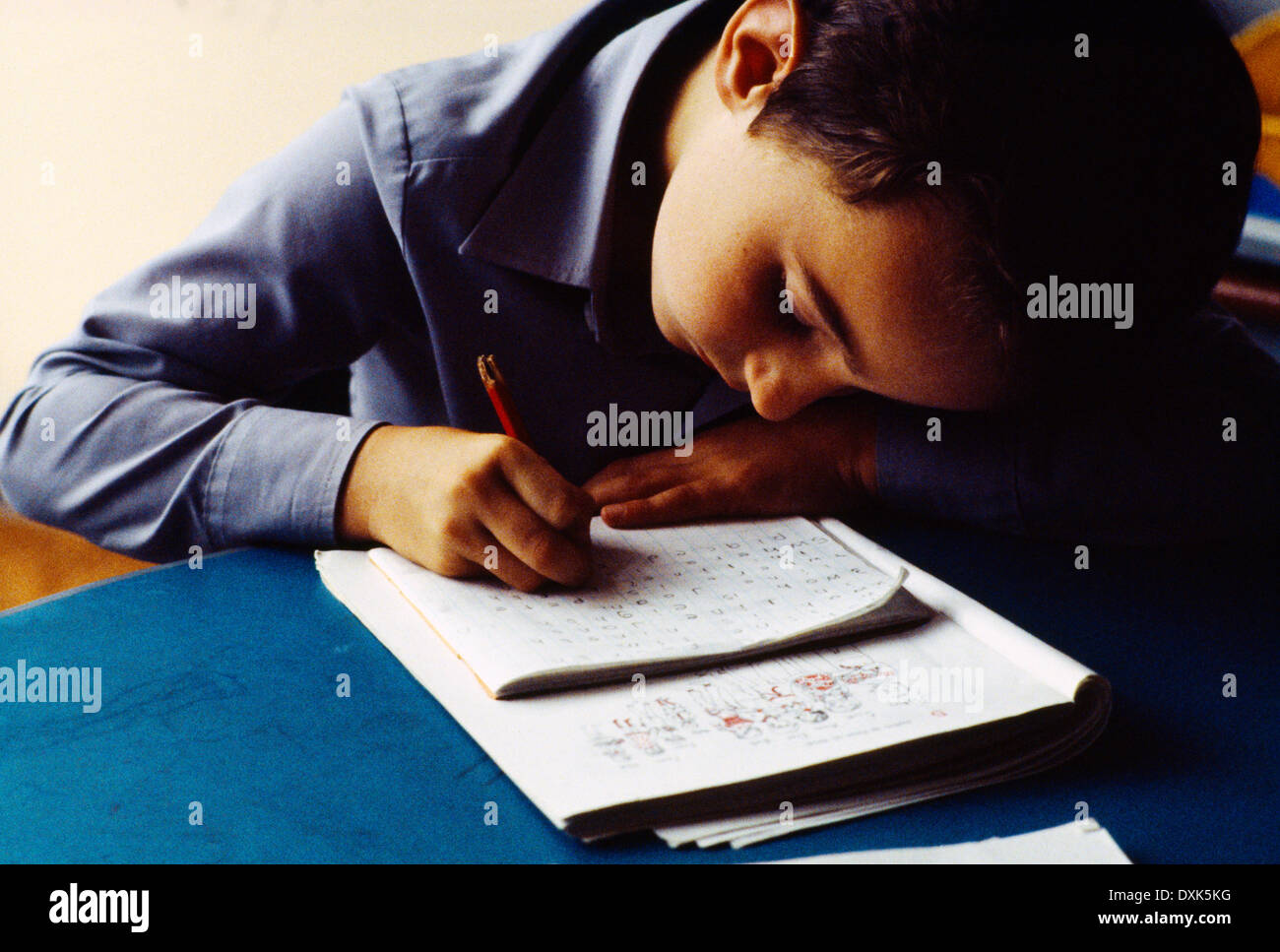 Giovane ragazzo che lavora le equazioni di MATHMATICAL Foto Stock