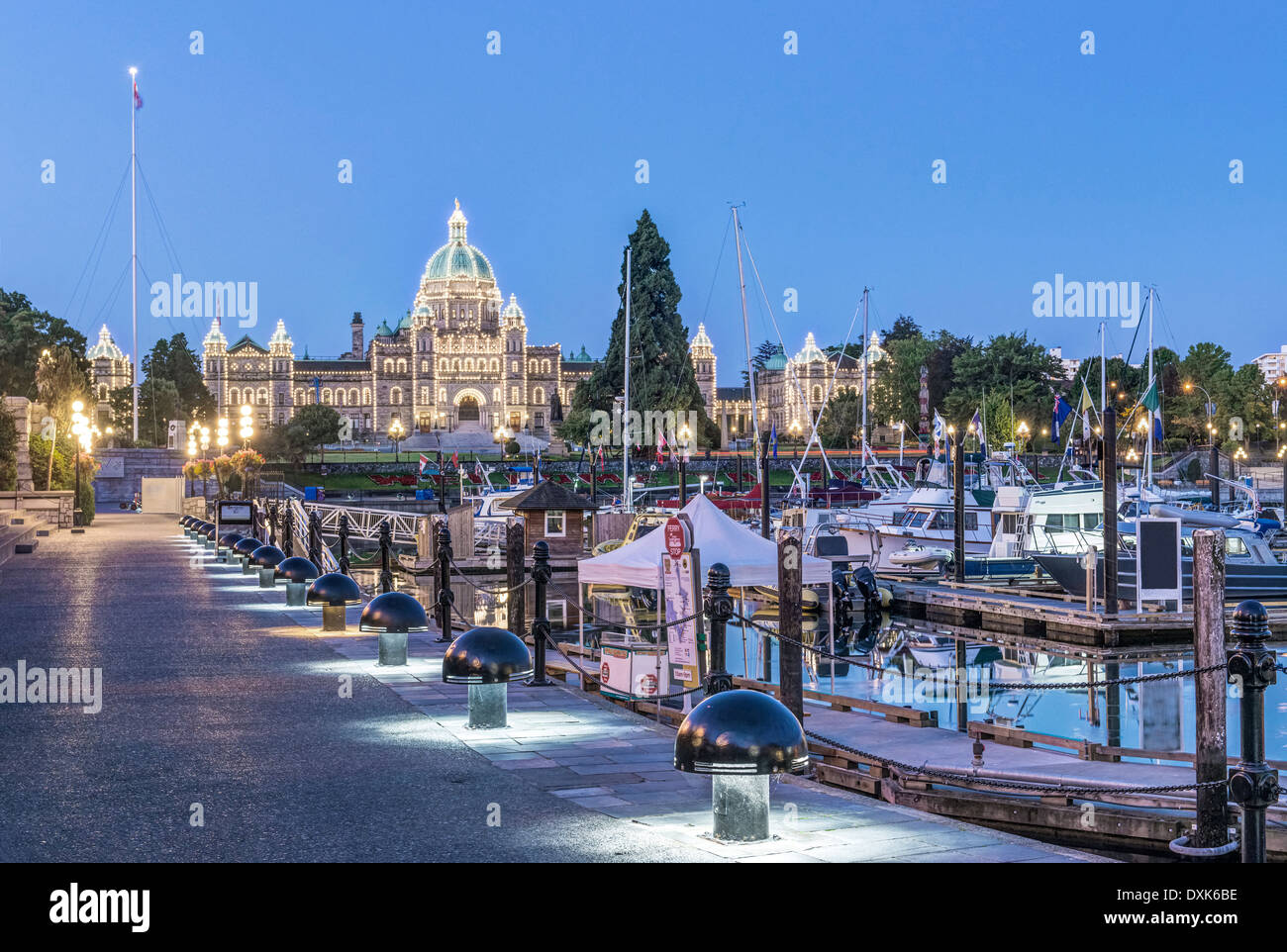 Gli edifici del Parlamento europeo e del porto illuminato all'alba, Victoria, British Columbia, Canada Foto Stock