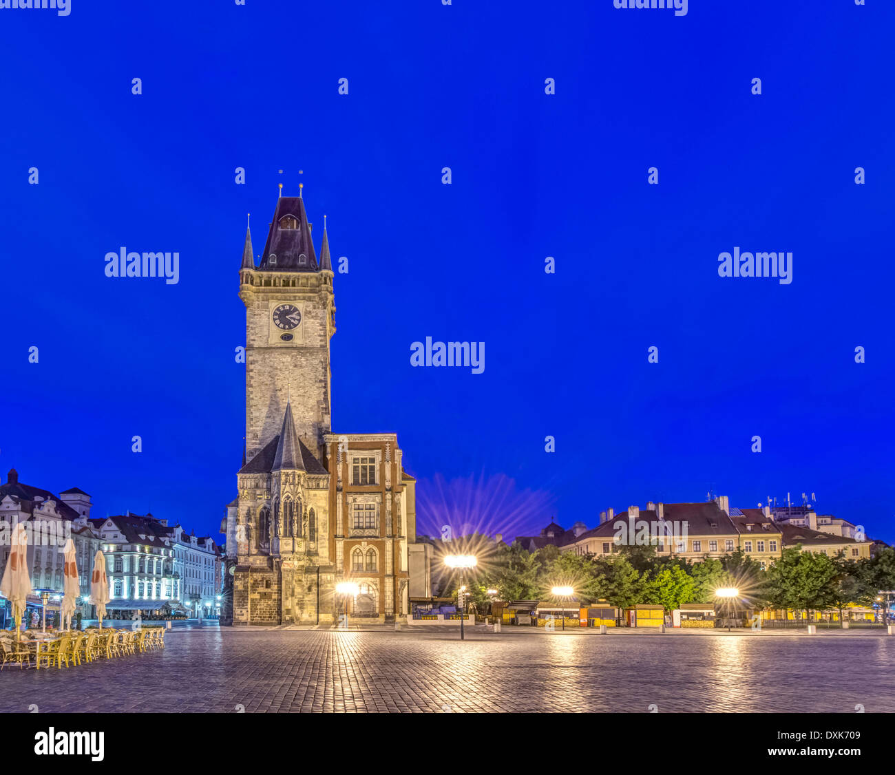 Illuminata piazza e municipio della città vecchia, all'alba, Praga, Repubblica Ceca Foto Stock