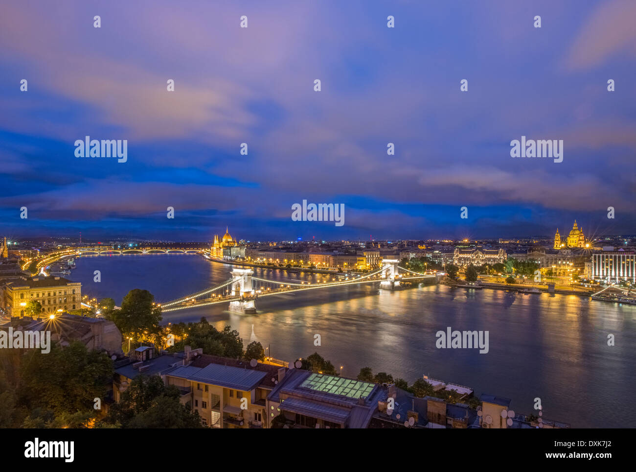 Vista del Ponte della Catena illuminata di notte, Budapest, Ungheria Foto Stock