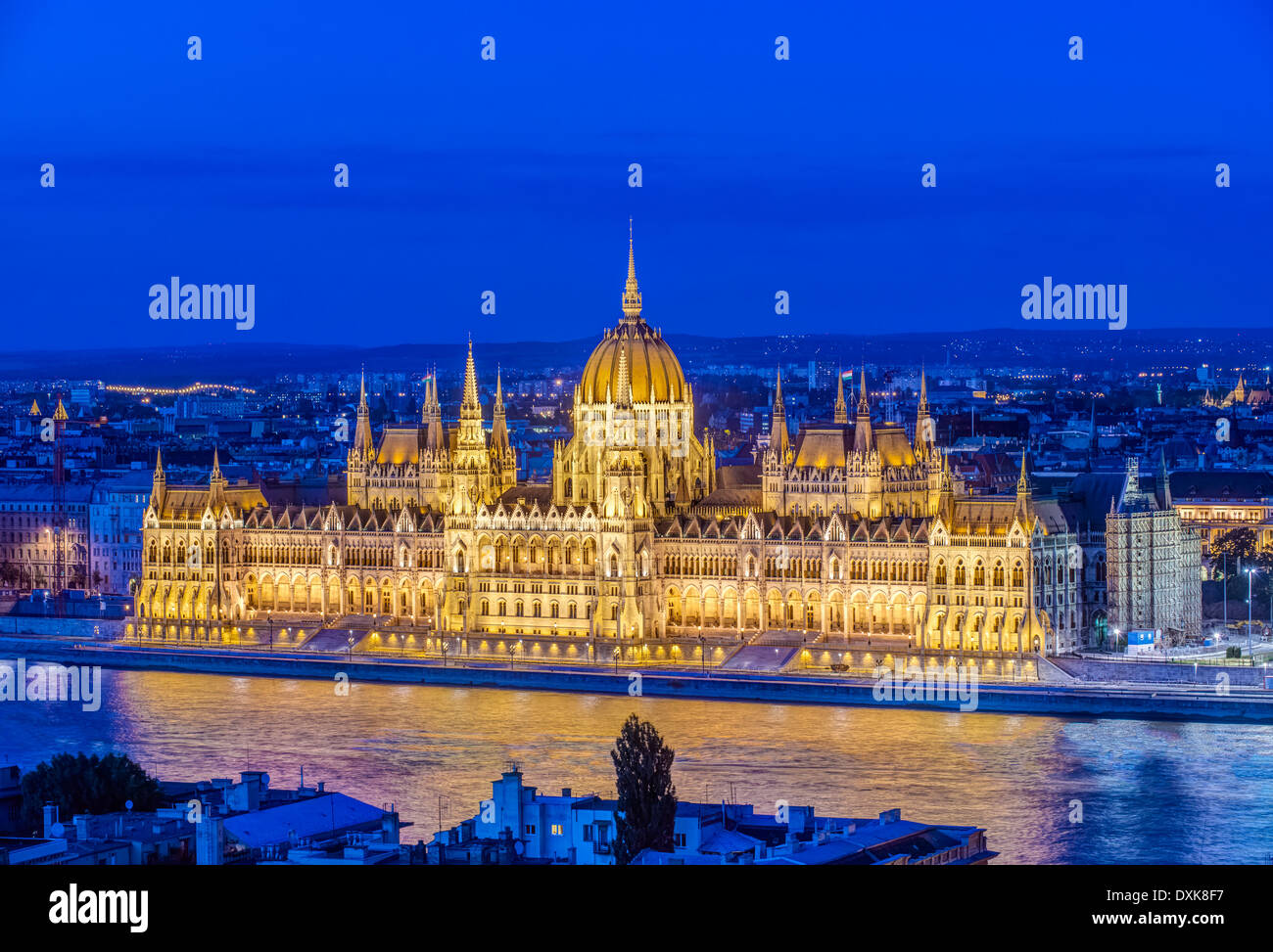 Vista del Palazzo del Parlamento illuminato al crepuscolo, Budapest, Ungheria Foto Stock
