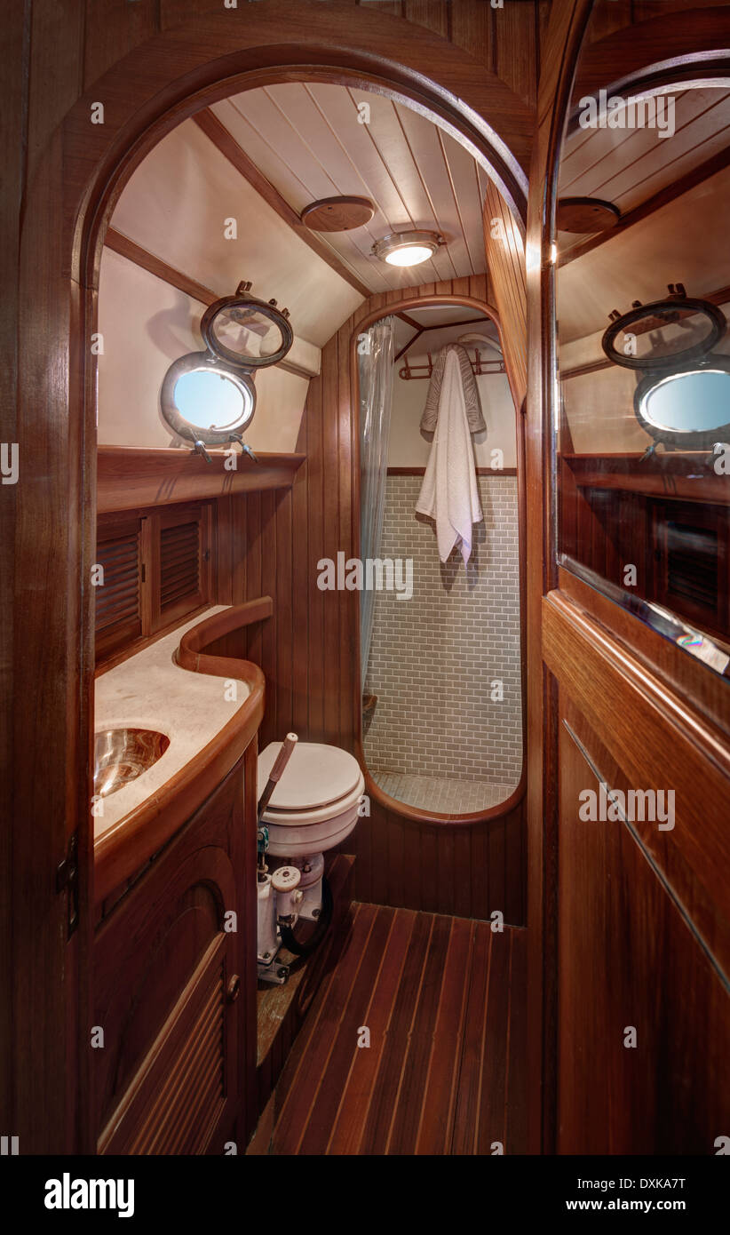 Bagno in cabina in barca Foto Stock