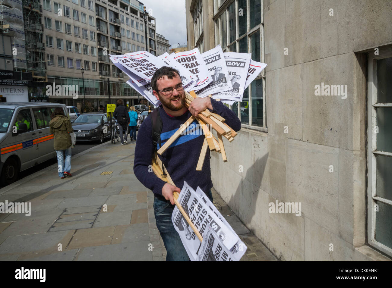 Migliaia di insegnanti e sostenitori marzo a Londra il dado giorno di sciopero Foto Stock