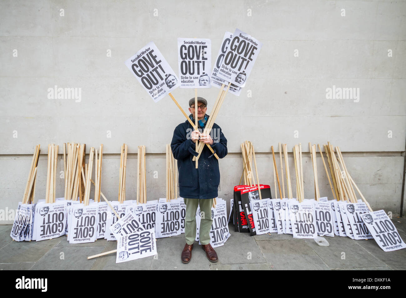 Migliaia di insegnanti e sostenitori marzo a Londra il dado giorno di sciopero Foto Stock