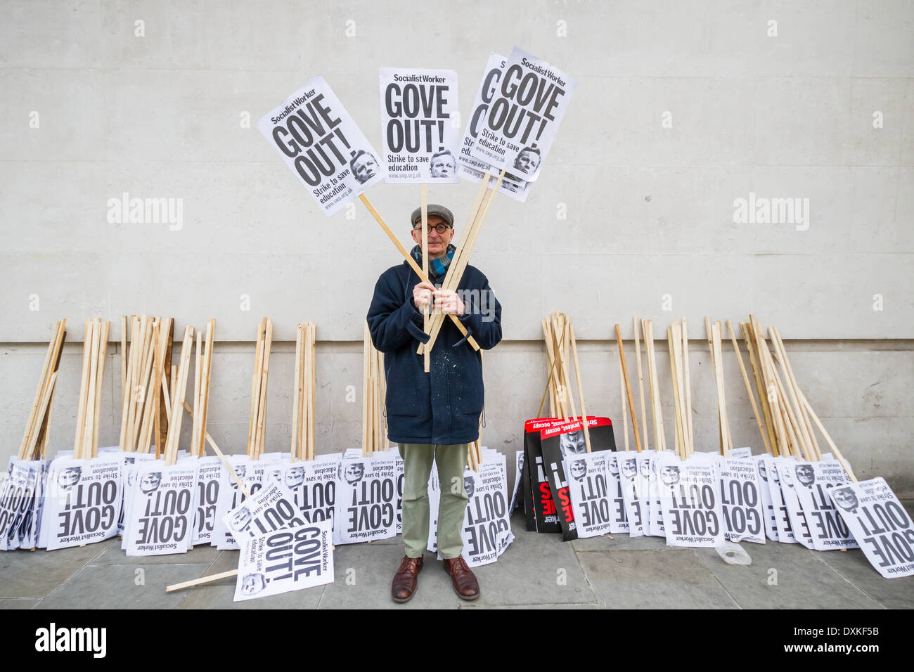 Migliaia di insegnanti e sostenitori marzo a Londra il dado giorno di sciopero Foto Stock