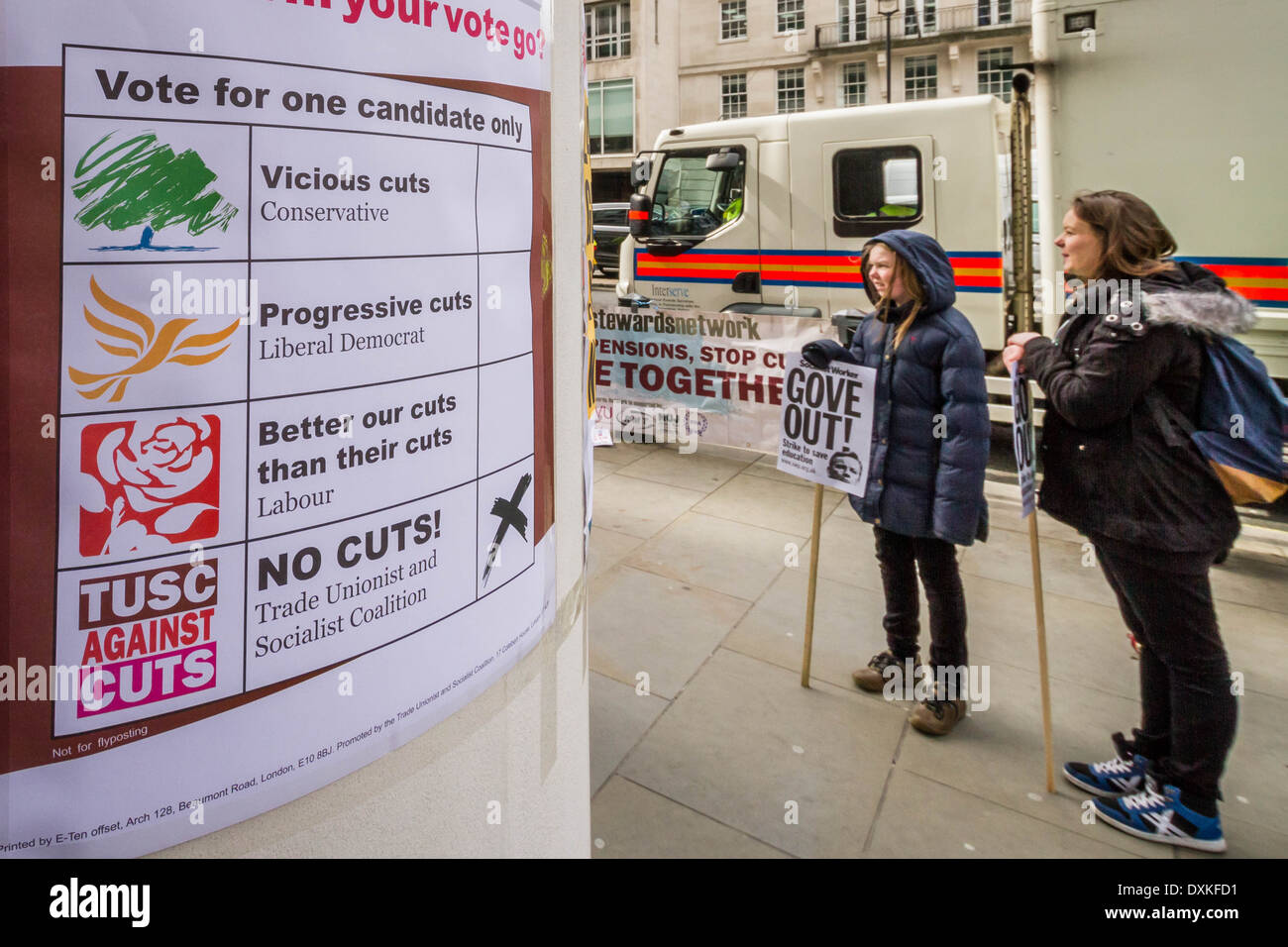 Migliaia di insegnanti e sostenitori marzo a Londra il dado giorno di sciopero Foto Stock