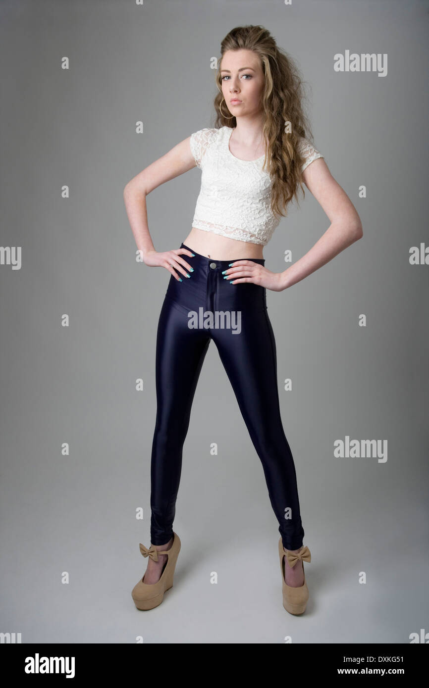Ritratto di una ragazza adolescente che indossa gambali lucido. Foto Stock