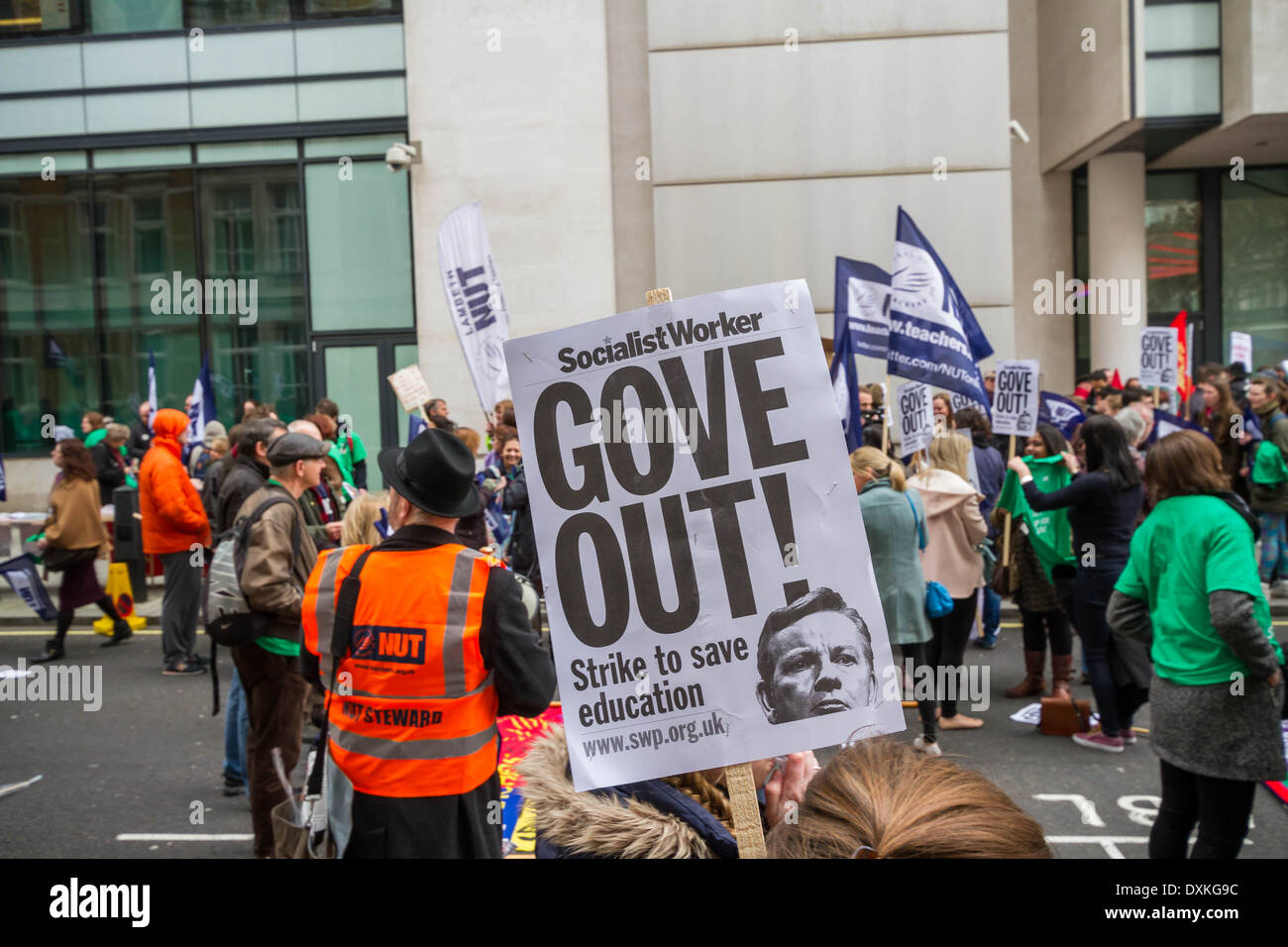 Migliaia di insegnanti e sostenitori marzo a Londra il dado giorno di sciopero Foto Stock