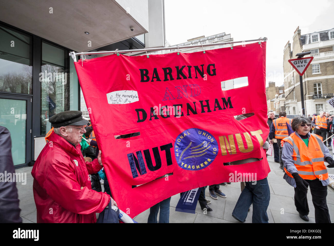 Migliaia di insegnanti e sostenitori marzo a Londra il dado giorno di sciopero Foto Stock