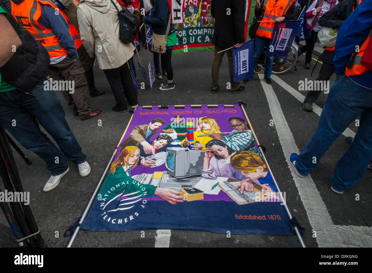 Migliaia di insegnanti e sostenitori marzo a Londra il dado giorno di sciopero Foto Stock