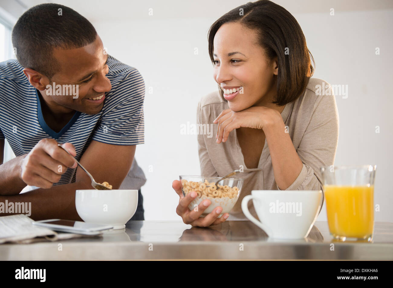 Coppia felice mangiare cereali Foto Stock