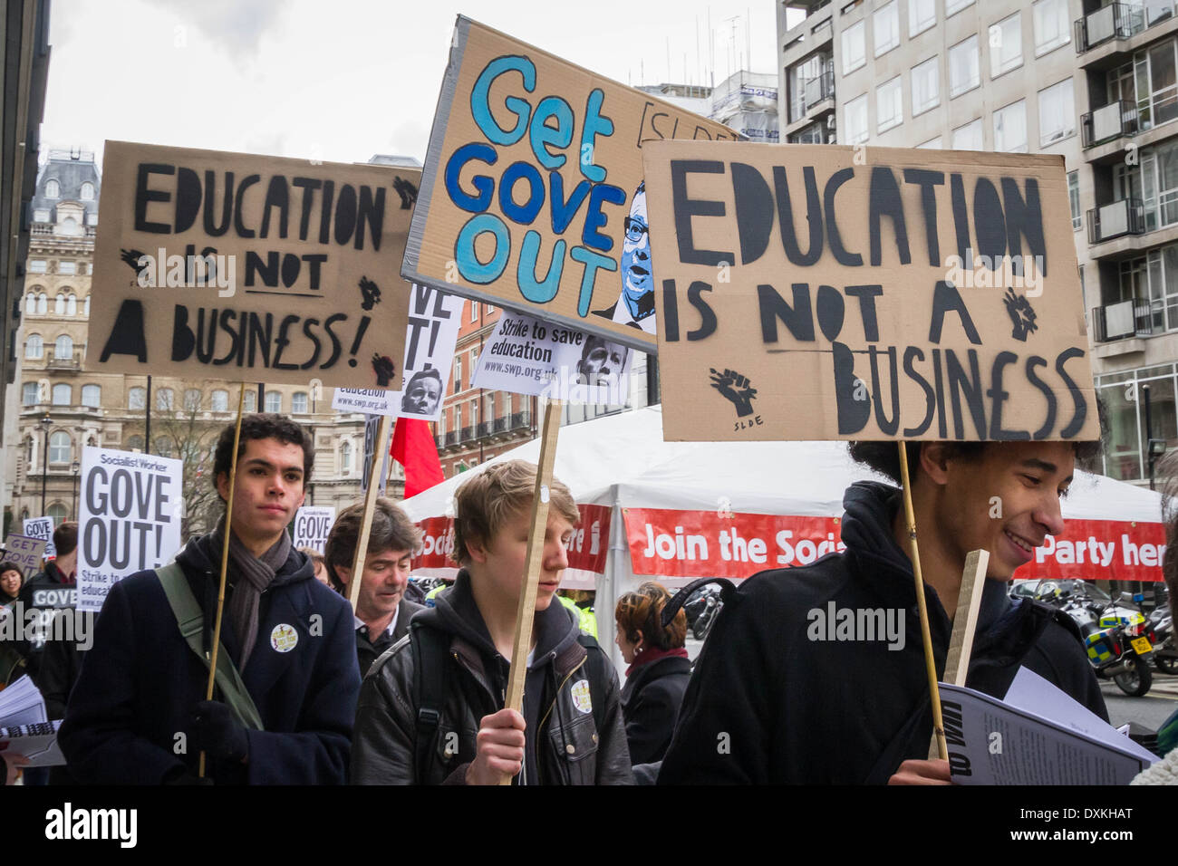 Migliaia di insegnanti e sostenitori marzo a Londra il dado giorno di sciopero Foto Stock