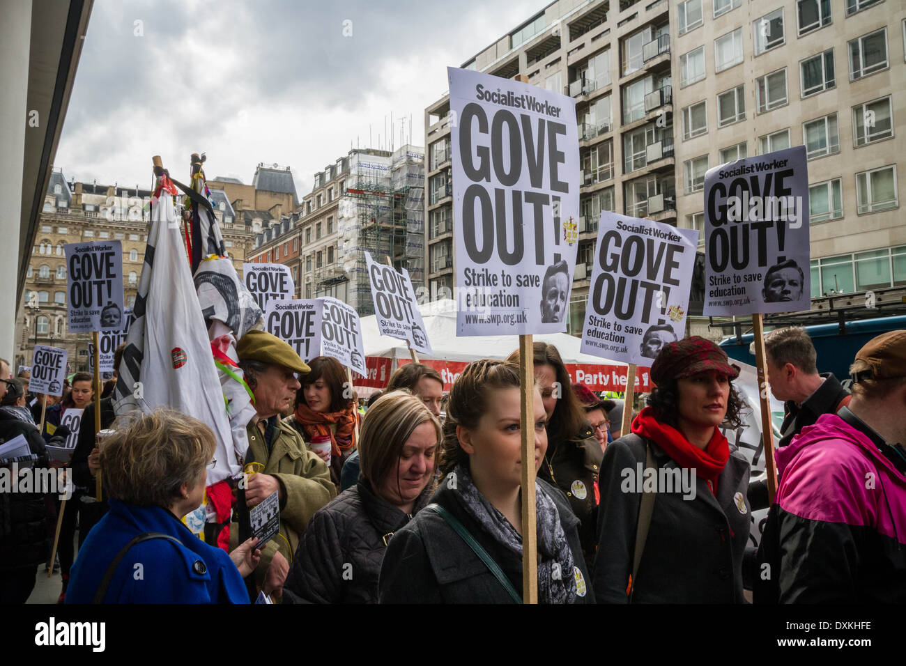 Migliaia di insegnanti e sostenitori marzo a Londra il dado giorno di sciopero Foto Stock