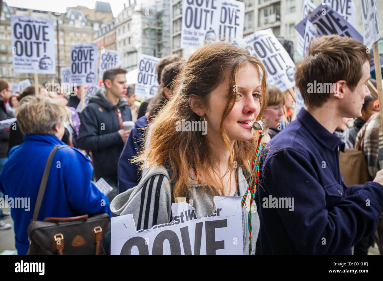 Migliaia di insegnanti e sostenitori marzo a Londra il dado giorno di sciopero Foto Stock