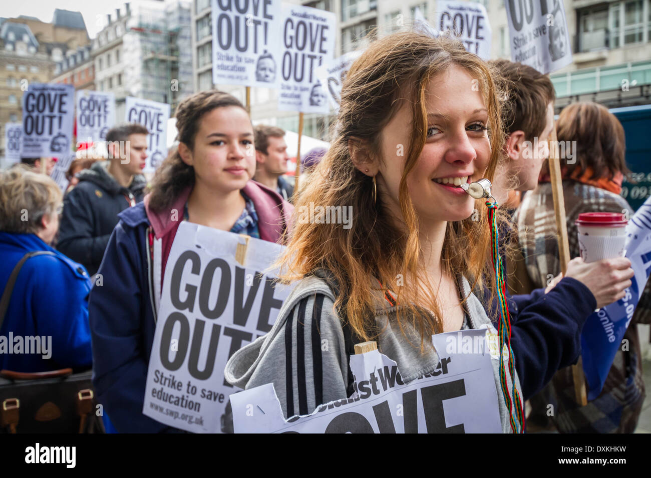 Migliaia di insegnanti e sostenitori marzo a Londra il dado giorno di sciopero Foto Stock
