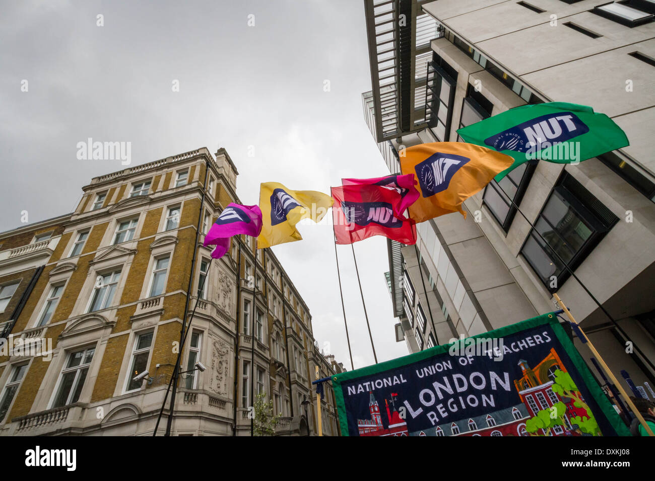 Migliaia di insegnanti e sostenitori marzo a Londra il dado giorno di sciopero Foto Stock