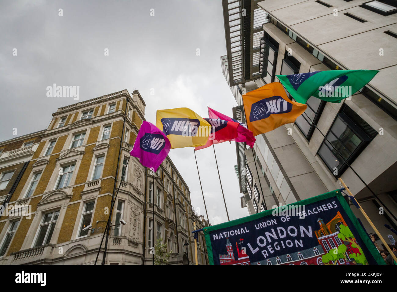 Migliaia di insegnanti e sostenitori marzo a Londra il dado giorno di sciopero Foto Stock