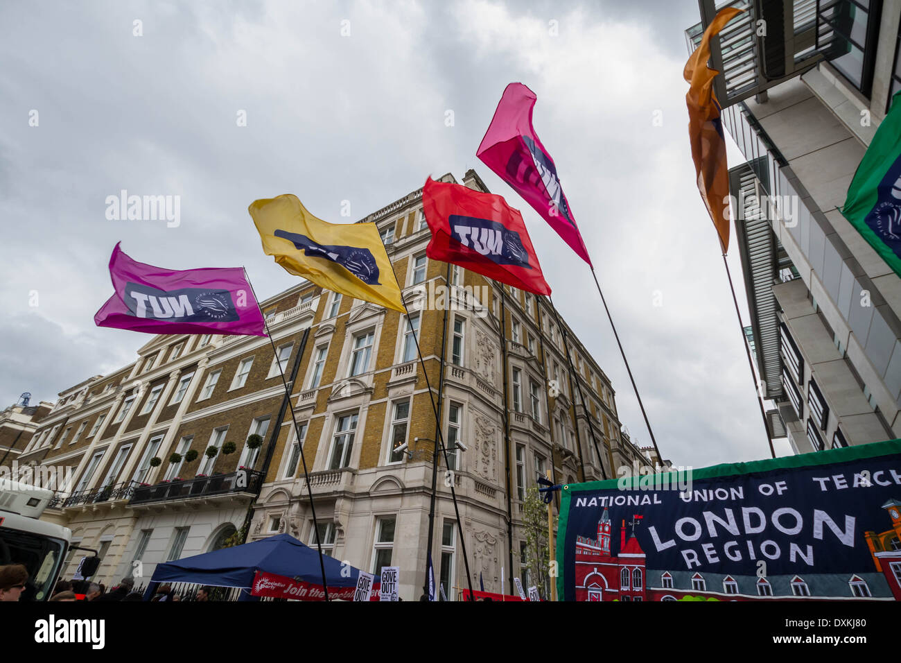 Migliaia di insegnanti e sostenitori marzo a Londra il dado giorno di sciopero Foto Stock