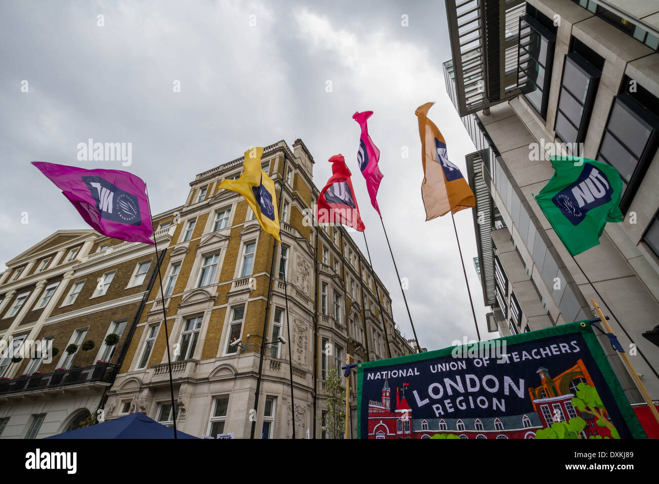 Migliaia di insegnanti e sostenitori marzo a Londra il dado giorno di sciopero Foto Stock