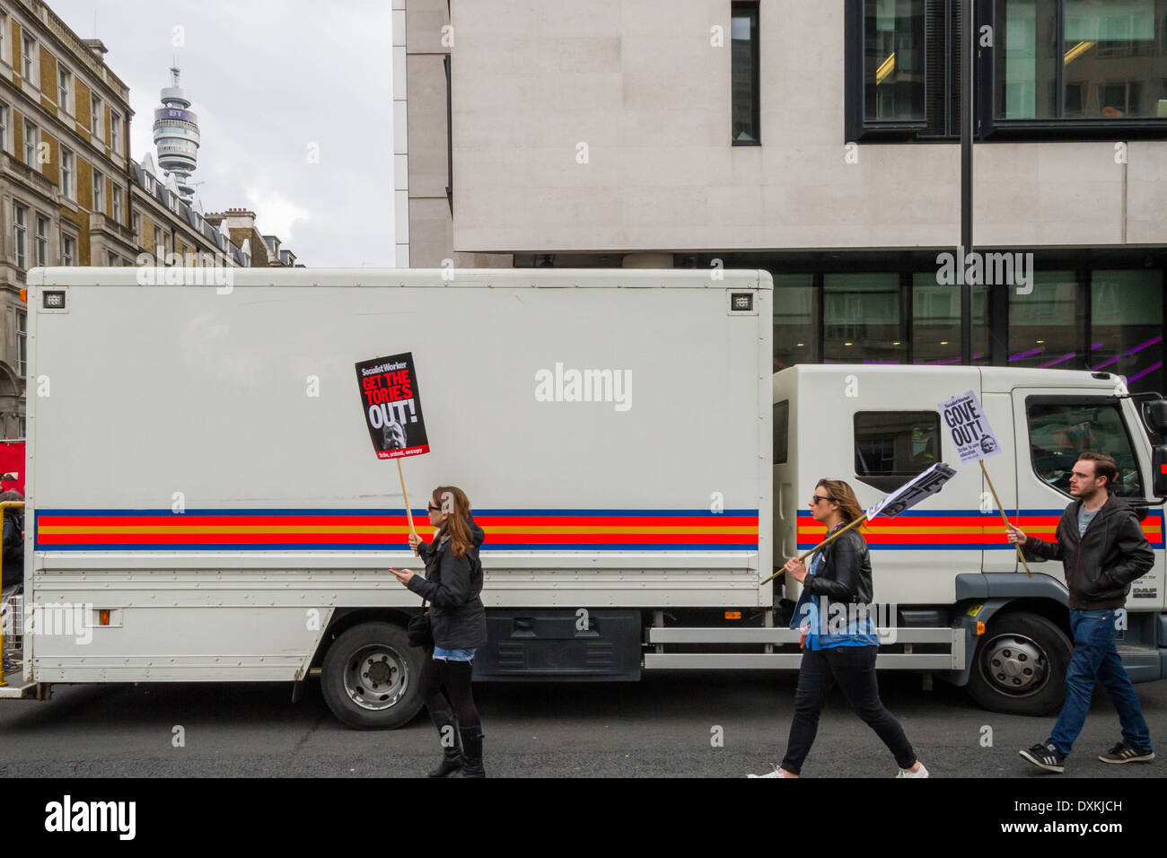 Migliaia di insegnanti e sostenitori marzo a Londra il dado giorno di sciopero Foto Stock