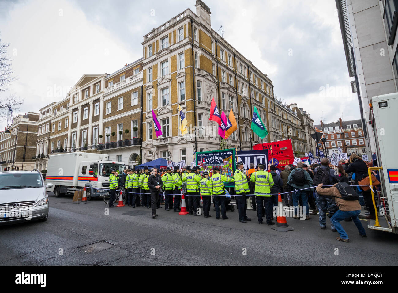 Migliaia di insegnanti e sostenitori marzo a Londra il dado giorno di sciopero Foto Stock
