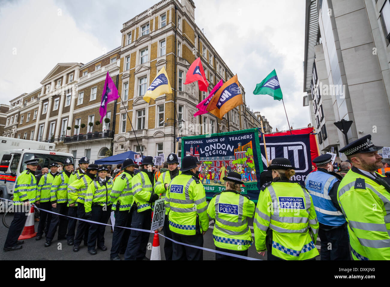 Migliaia di insegnanti e sostenitori marzo a Londra il dado giorno di sciopero Foto Stock