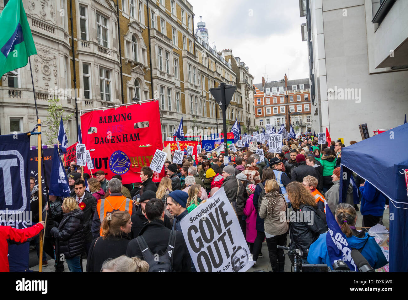 Migliaia di insegnanti e sostenitori marzo a Londra il dado giorno di sciopero Foto Stock