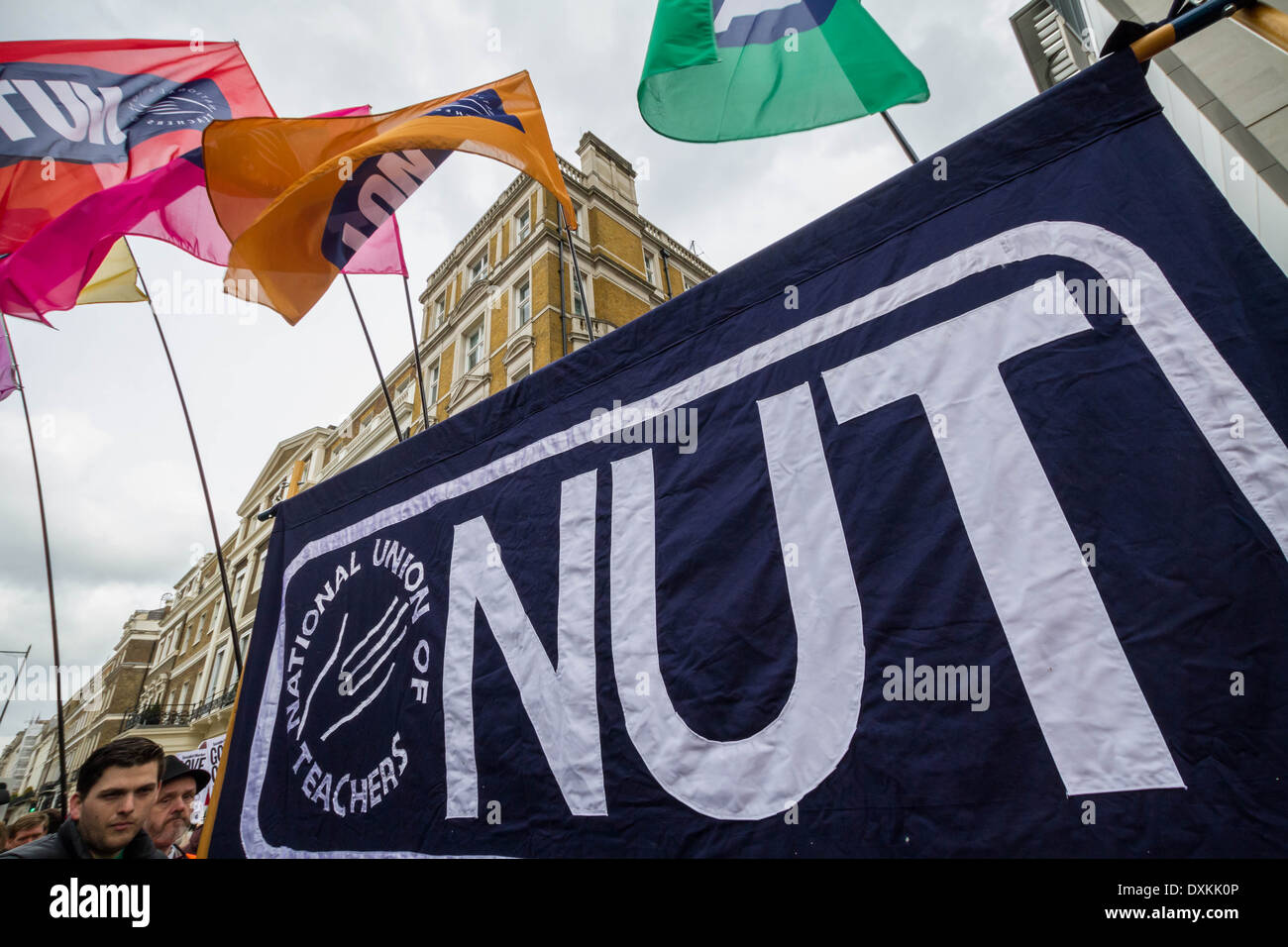 Migliaia di insegnanti e sostenitori marzo a Londra il dado giorno di sciopero Foto Stock
