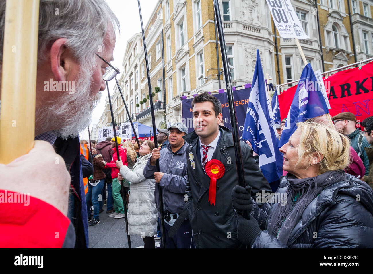 Migliaia di insegnanti e sostenitori marzo a Londra il dado giorno di sciopero Foto Stock