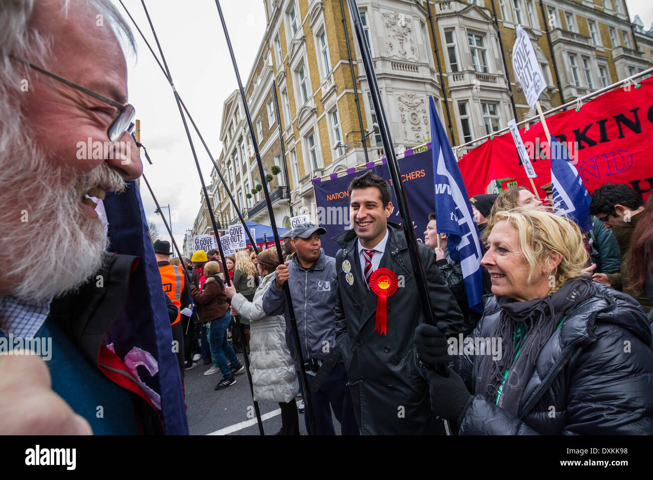 Migliaia di insegnanti e sostenitori marzo a Londra il dado giorno di sciopero Foto Stock