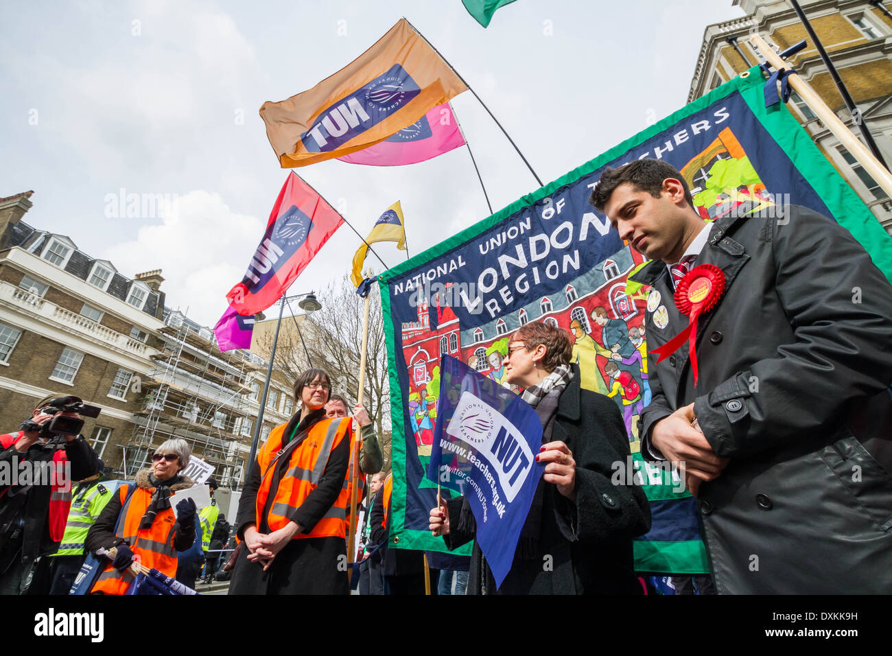 Migliaia di insegnanti e sostenitori marzo a Londra il dado giorno di sciopero Foto Stock