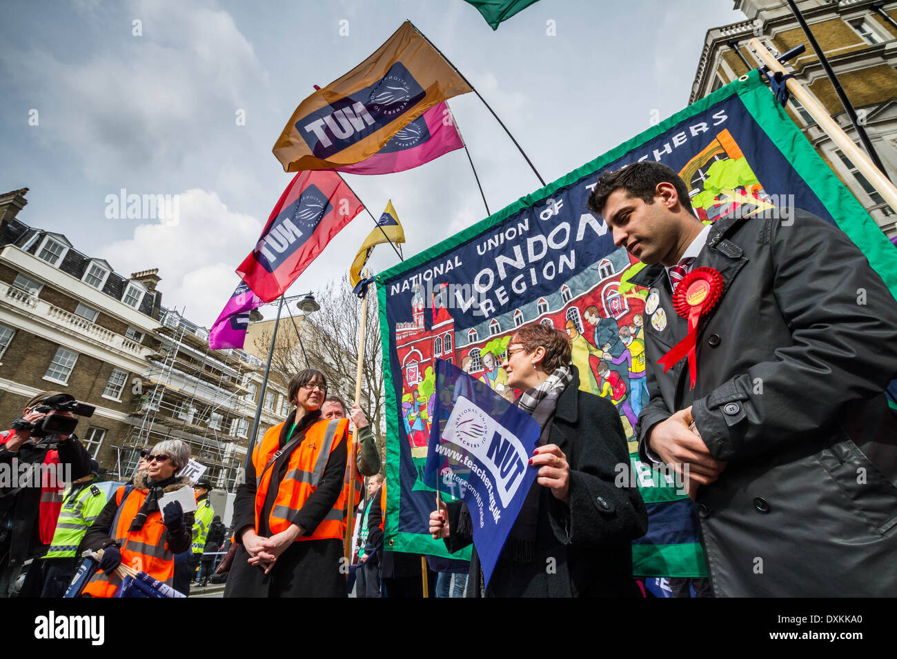 Migliaia di insegnanti e sostenitori marzo a Londra il dado giorno di sciopero Foto Stock
