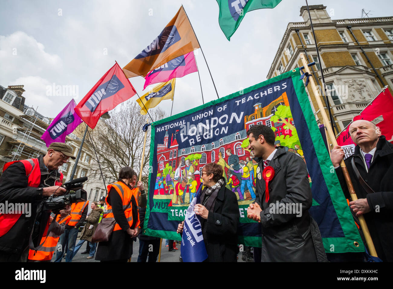 Migliaia di insegnanti e sostenitori marzo a Londra il dado giorno di sciopero Foto Stock