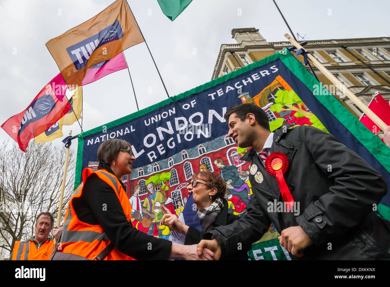 Migliaia di insegnanti e sostenitori marzo a Londra il dado giorno di sciopero Foto Stock