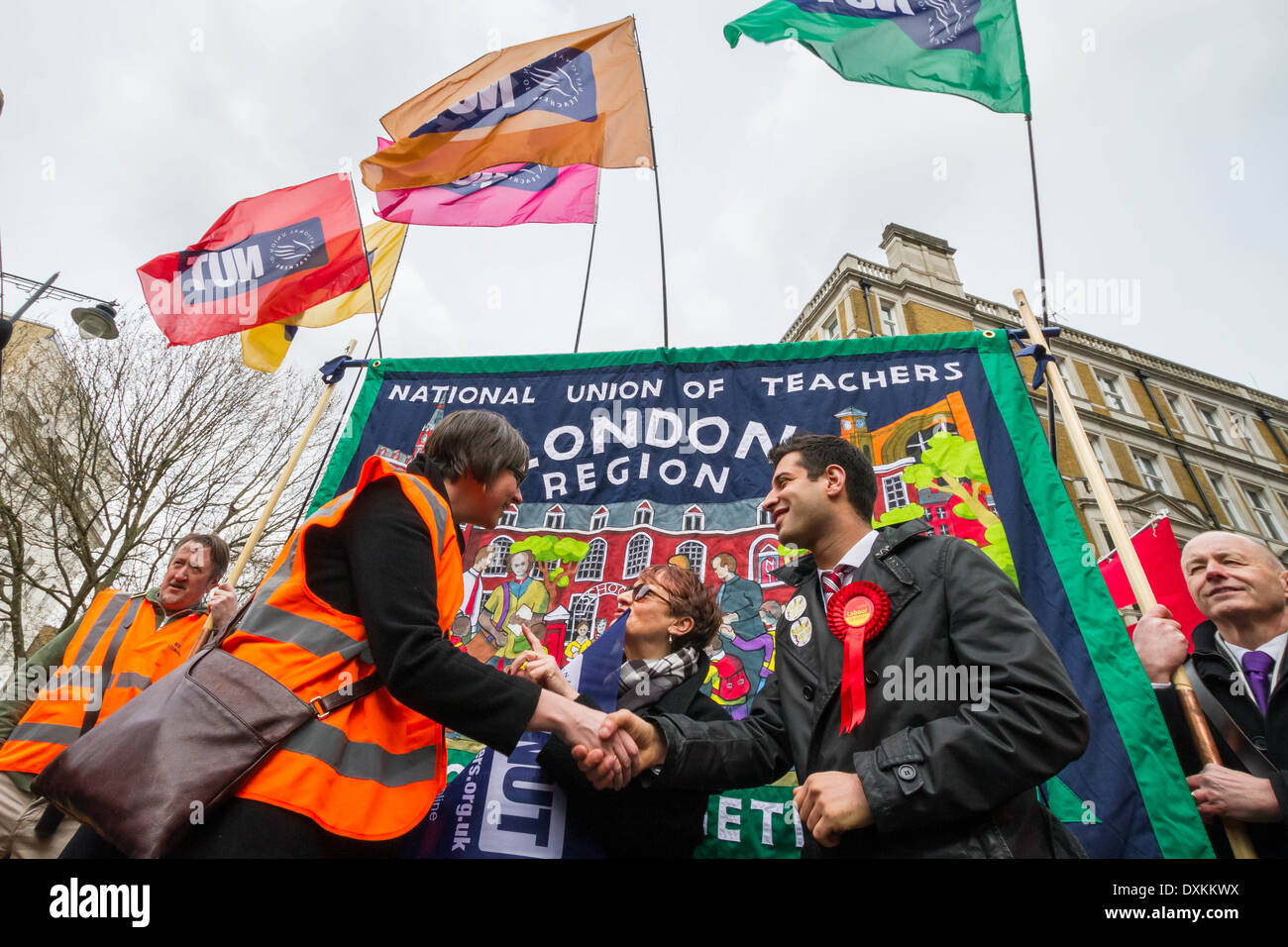 Migliaia di insegnanti e sostenitori marzo a Londra il dado giorno di sciopero Foto Stock