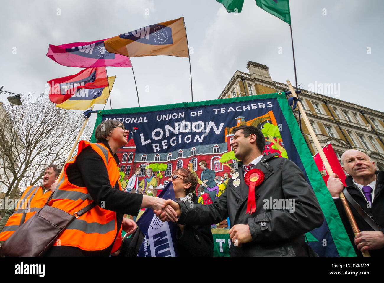 Migliaia di insegnanti e sostenitori marzo a Londra il dado giorno di sciopero Foto Stock
