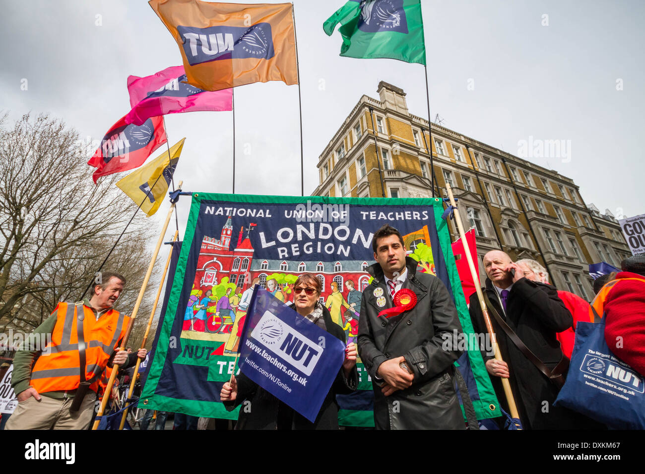 Migliaia di insegnanti e sostenitori marzo a Londra il dado giorno di sciopero Foto Stock