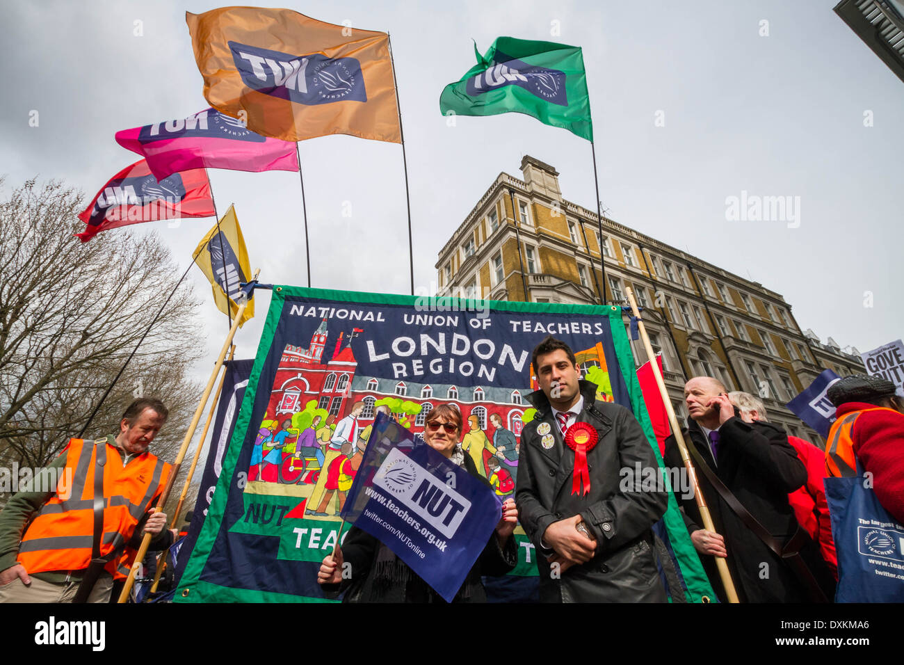 Migliaia di insegnanti e sostenitori marzo a Londra il dado giorno di sciopero Foto Stock