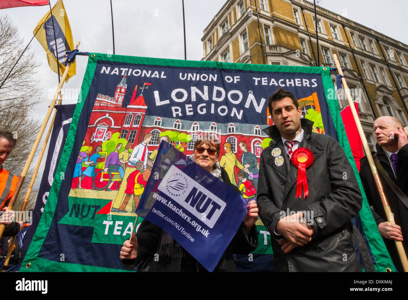 Migliaia di insegnanti e sostenitori marzo a Londra il dado giorno di sciopero Foto Stock