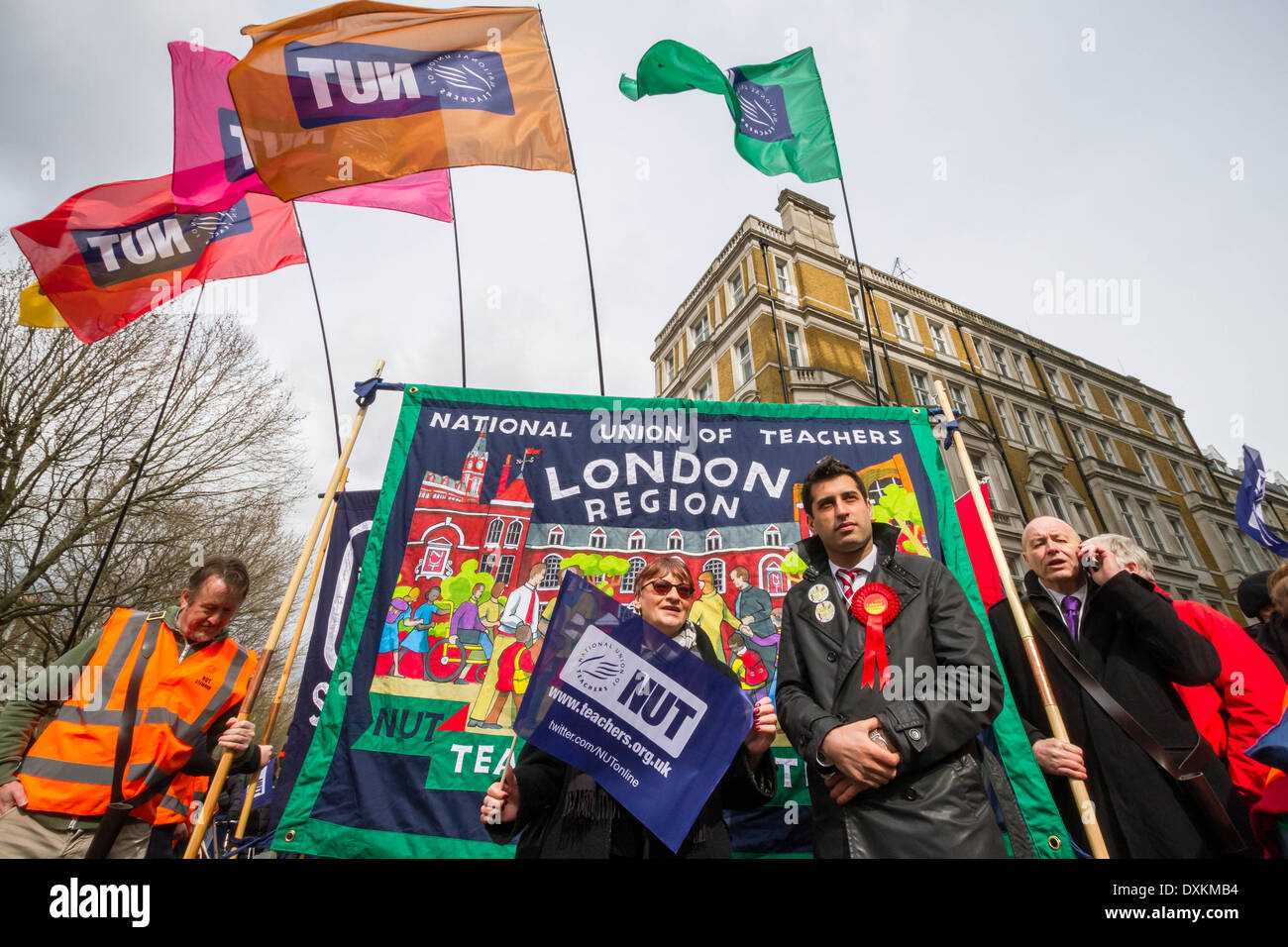 Migliaia di insegnanti e sostenitori marzo a Londra il dado giorno di sciopero Foto Stock