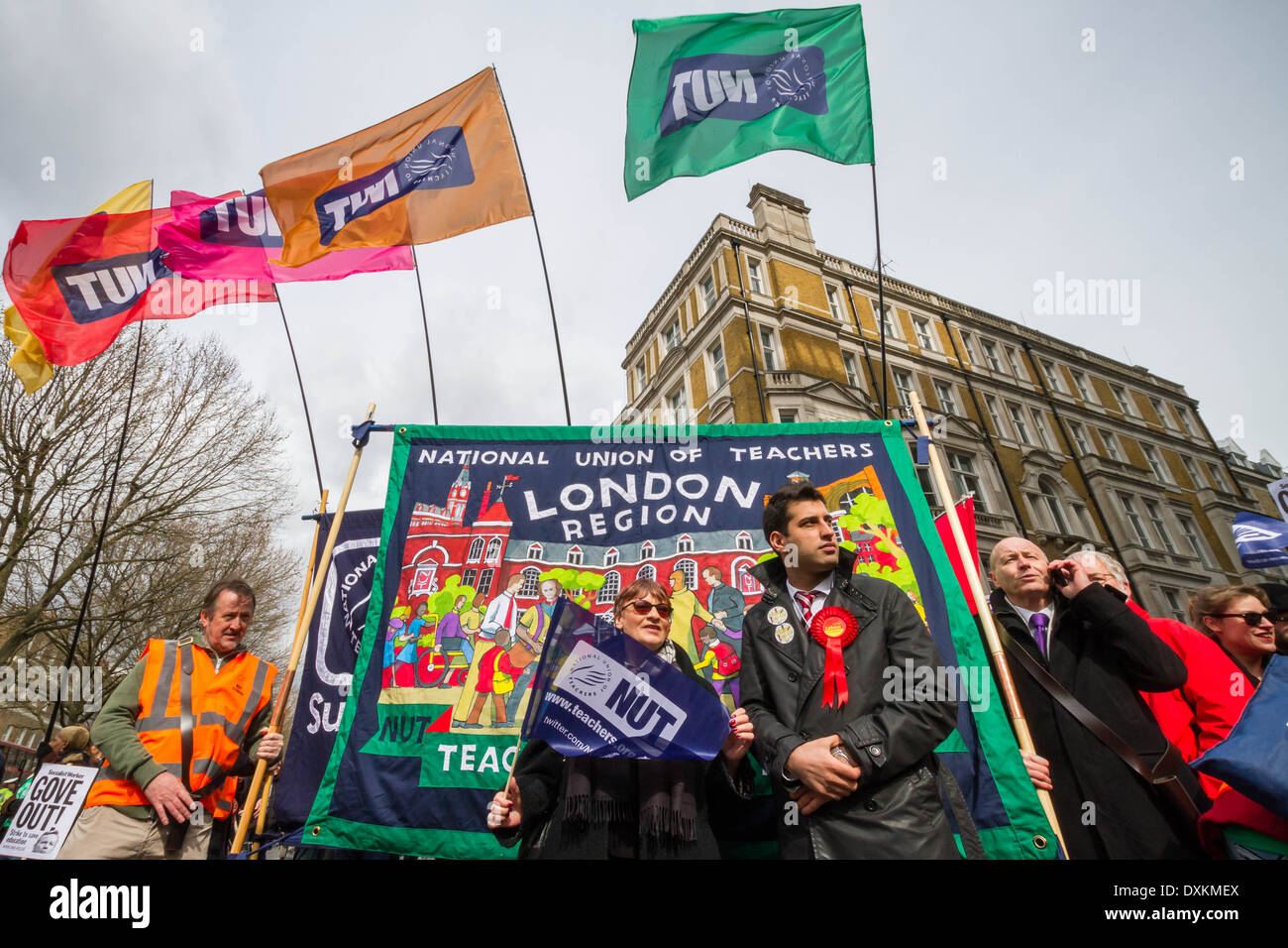 Migliaia di insegnanti e sostenitori marzo a Londra il dado giorno di sciopero Foto Stock