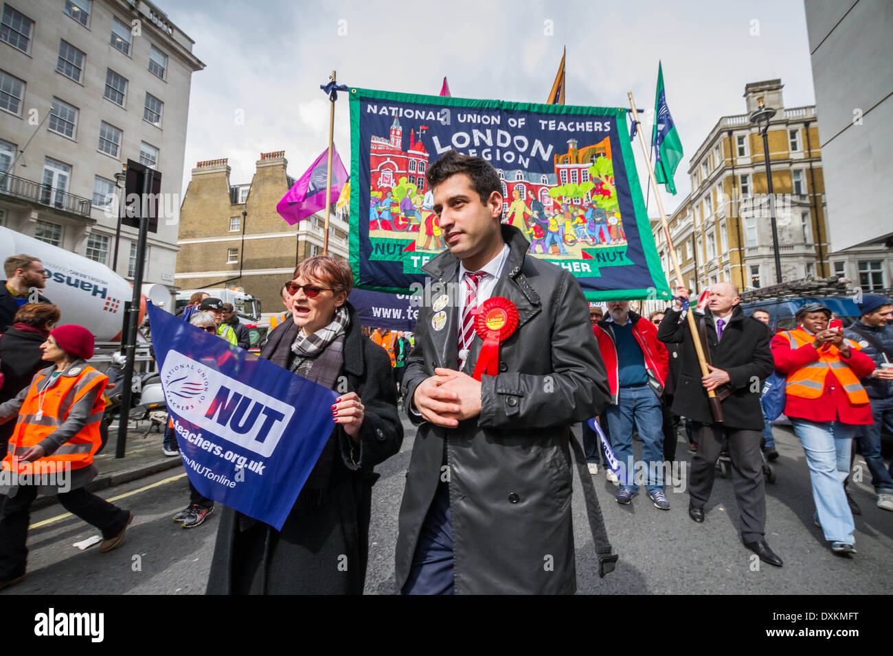 Migliaia di insegnanti e sostenitori marzo a Londra il dado giorno di sciopero Foto Stock